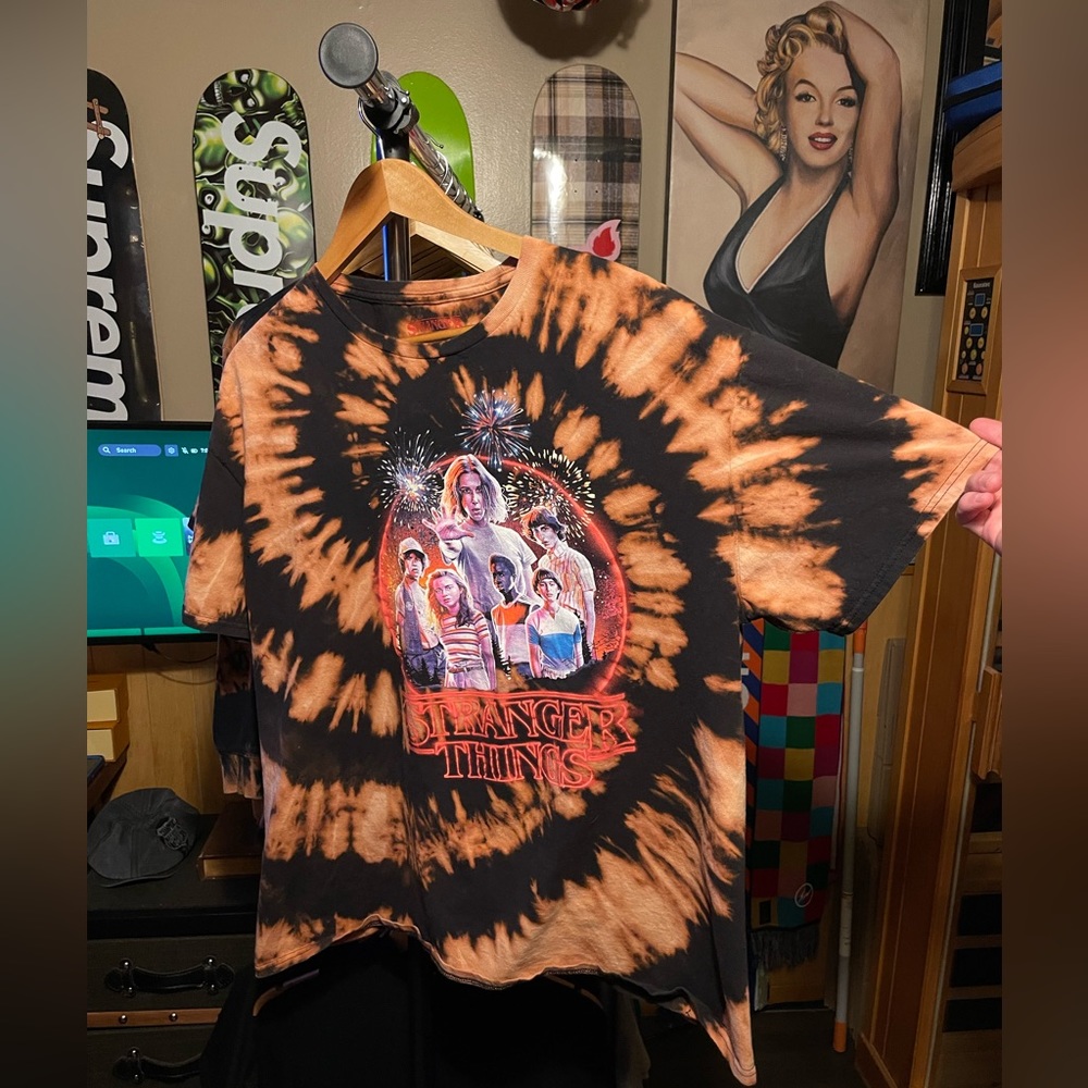 Stranger Things Custom Reverse Dye Spiral Mens Si… - image 3